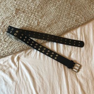 Double grommet belt